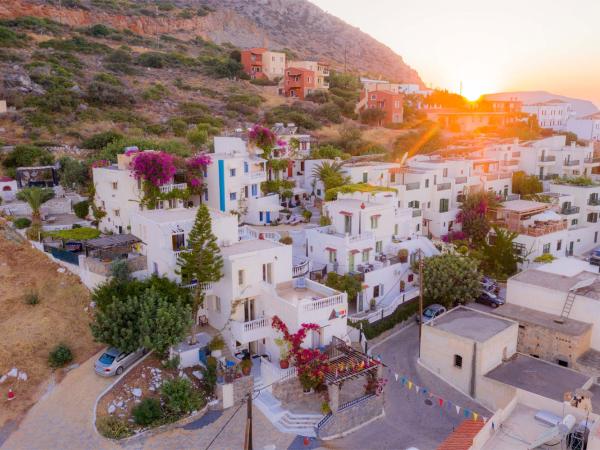 Room in Apartment - Spacious Room in Creta for 3 people, with Ac, Swimming Pool and Nature : photo 8 de la chambre chambre triple