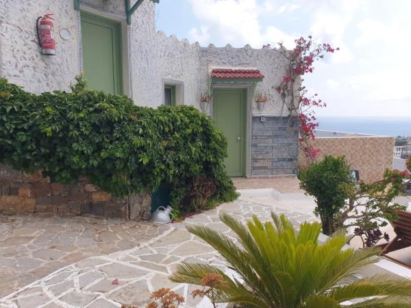 Room in Studio - Senior Citizen Suite in blue : photo 9 de la chambre chambre triple