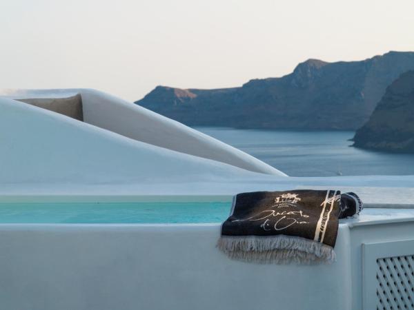 Ducato di Oia - Adults Only : photo 3 de la chambre chambre double avec bain à remous - vue partielle sur caldeira