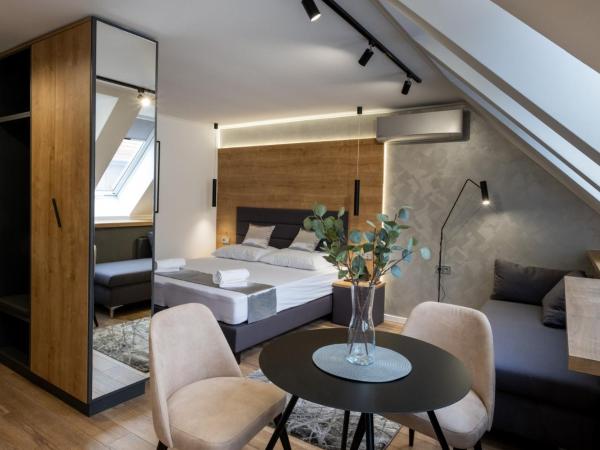 Minaret Residence & Relax Pécs : photo 5 de la chambre studio avec canapé-lit