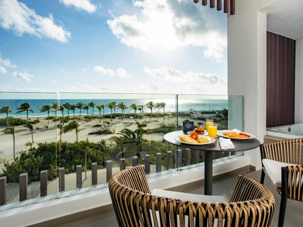 Majestic Elegance Costa Mujeres - All Inclusive : photo 5 de la chambre suite junior avec jacuzzi extérieur - connexion wi-fi gratuite - côté océan