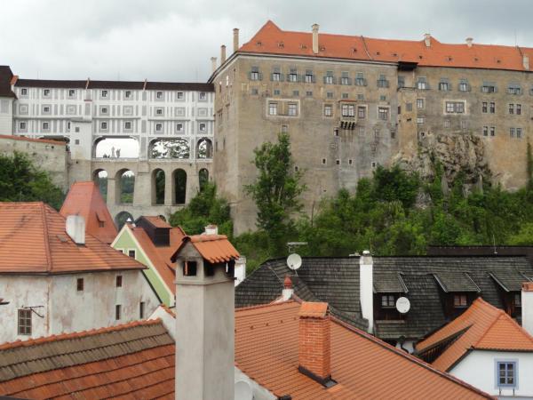 Ubytování u BÍLÉ PANÍ : photo 6 de la chambre chambre double mansardée avec balcon - vue sur château