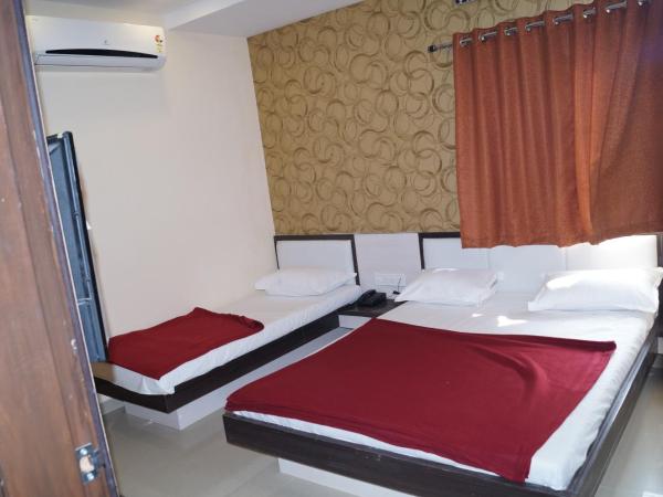Shree Akshar Restaurant and Hotel : photo 5 de la chambre chambre triple deluxe
