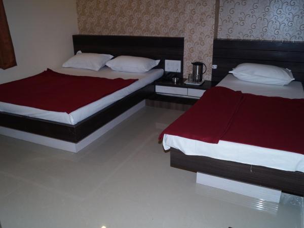 Shree Akshar Restaurant and Hotel : photo 3 de la chambre chambre triple deluxe