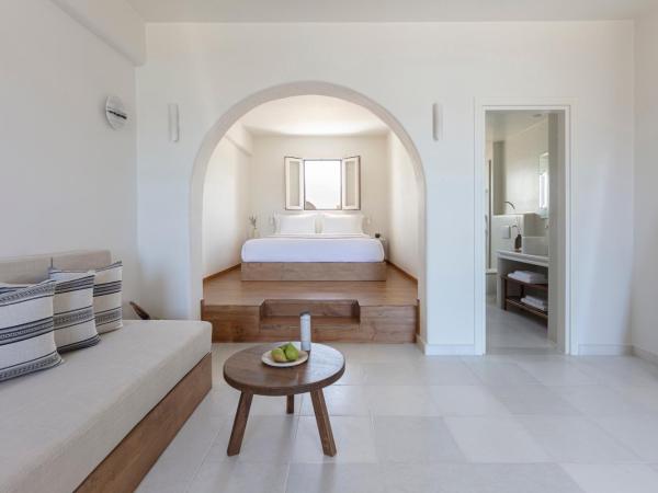 Ammothines Cycladic Suites : photo 1 de la chambre suite confort - vue partielle sur mer