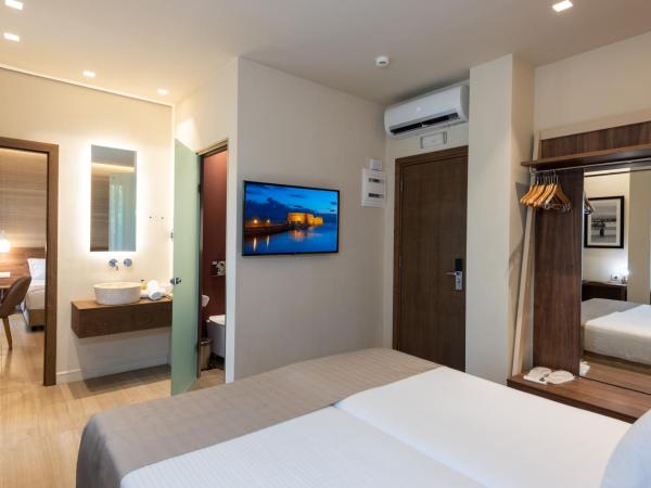 Metropole Urban Hotel : photo 1 de la chambre chambres communicantes supérieures avec balcon - vue sur ville