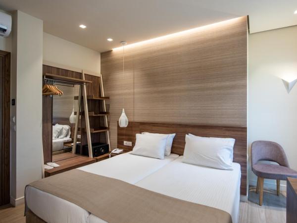 Metropole Urban Hotel : photo 2 de la chambre chambre supérieure avec balcon et vue sur la ville