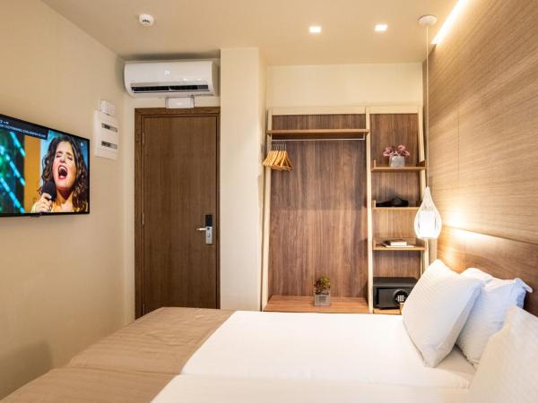 Metropole Urban Hotel : photo 5 de la chambre chambre supérieure avec balcon et vue sur la ville