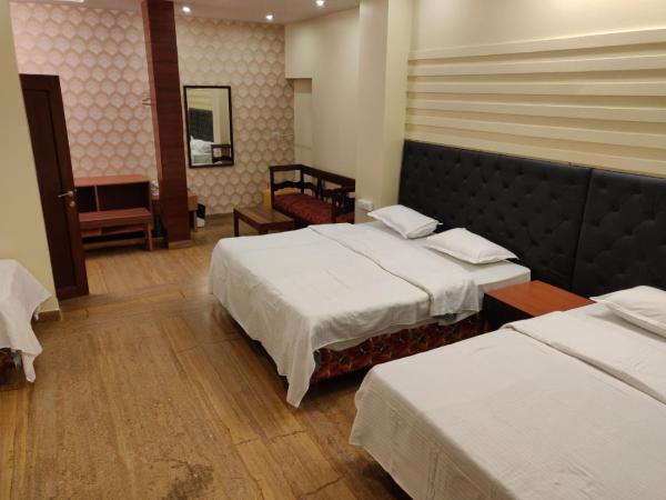 Hotel H R Palace : photo 2 de la chambre chambre 6 lits