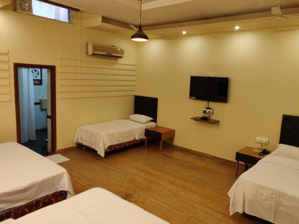 Hotel H R Palace : photo 1 de la chambre chambre 6 lits