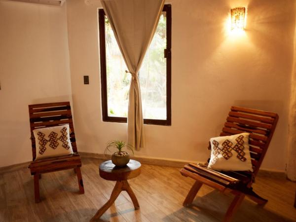 Roc Luxe Tulum : photo 6 de la chambre suite avec bain à remous et vue sur la jungle