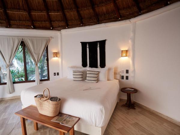 Roc Luxe Tulum : photo 2 de la chambre suite avec bain à remous et vue sur la jungle