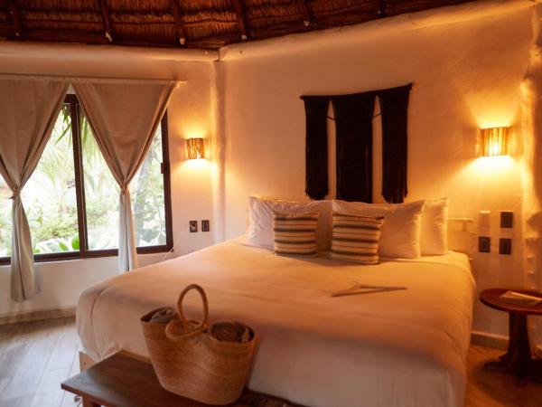 Roc Luxe Tulum : photo 5 de la chambre suite avec bain à remous et vue sur la jungle