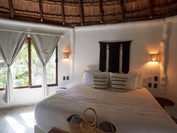Roc Luxe Tulum : photo 8 de la chambre suite avec bain à remous et vue sur la jungle