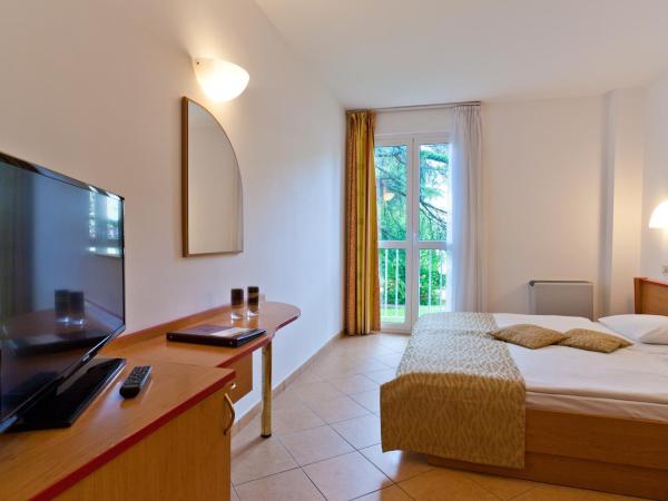 Villa Lovorka - Hotel Resort Dražica : photo 2 de la chambre suite avec balcon ou terrasse 