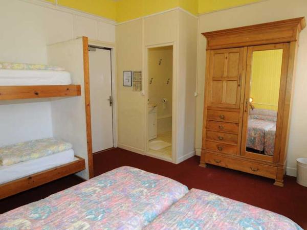 AUBERGE RIVA BELLA : photo 2 de la chambre chambre quadruple avec douche