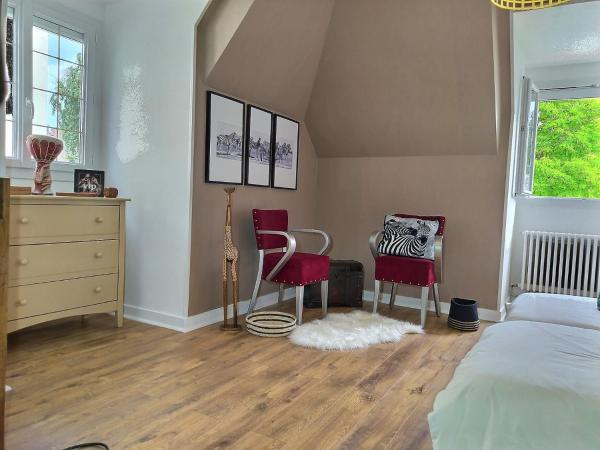 Chambre d'hôtes de Verdigné Piscine chauffée Parking Wifi : photo 6 de la chambre chambre double - vue sur piscine