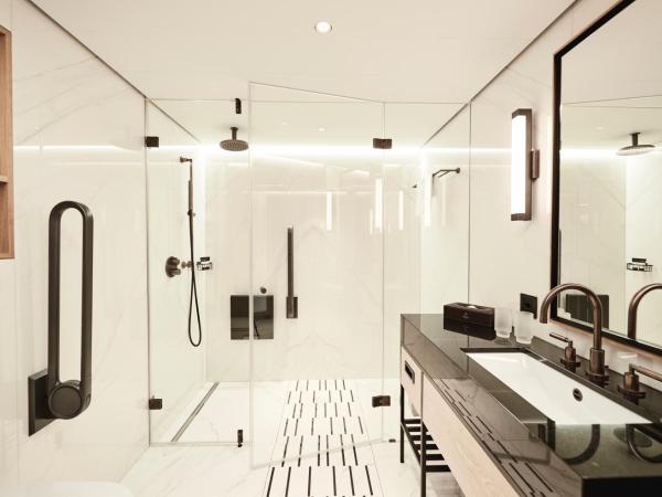 Storchen Zürich - Lifestyle boutique Hotel : photo 4 de la chambre chambre de luxe côté ville