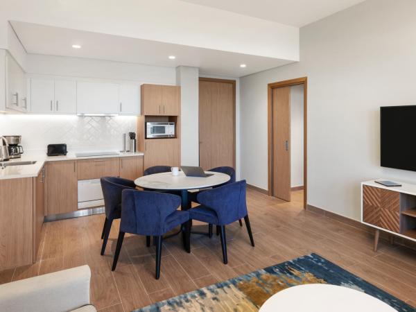 Aparthotel Adagio Dubai Deira : photo 4 de la chambre appartement familial 2 chambres - vue sur crique - 20 % de réduction sur nourriture et boissons