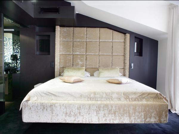 Damianii Luxury Boutique Hotel & Spa : photo 4 de la chambre suite supérieure avec lit king-size, balcon et baignoire spa
