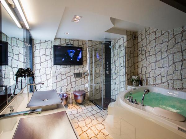 Damianii Luxury Boutique Hotel & Spa : photo 6 de la chambre suite de luxe avec terrasse et bain à remous - vue sur mer