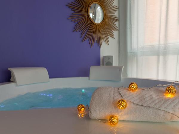 4 Star Suite SPA - Self Check-In : photo 8 de la chambre suite deluxe avec baignoire spa