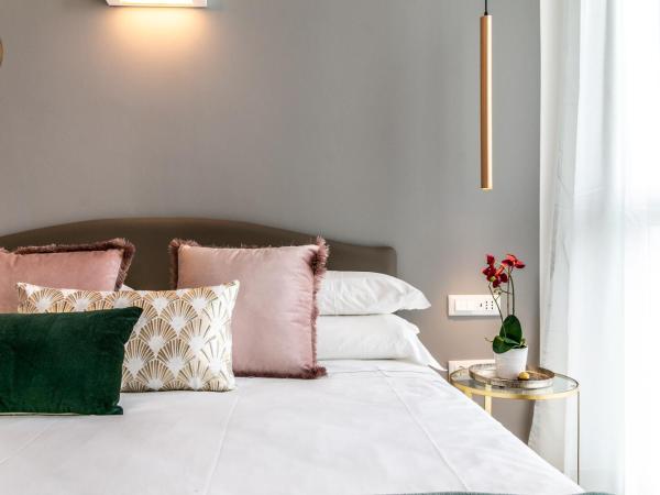 4 Star Suite SPA - Self Check-In : photo 10 de la chambre suite deluxe avec baignoire spa