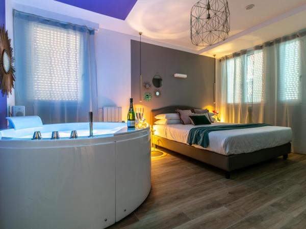 4 Star Suite SPA - Self Check-In : photo 2 de la chambre suite deluxe avec baignoire spa