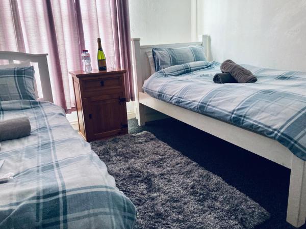 Eurovilla : photo 1 de la chambre chambre lits jumeaux standard avec salle de bains commune