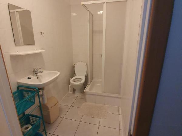 Dom Wczasowy Oliwia : photo 1 de la chambre chambre lits jumeaux avec salle de bains privative
