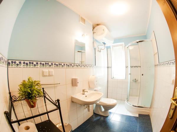 Dizzy Daisy Hostel : photo 10 de la chambre chambre triple avec salle de bains commune