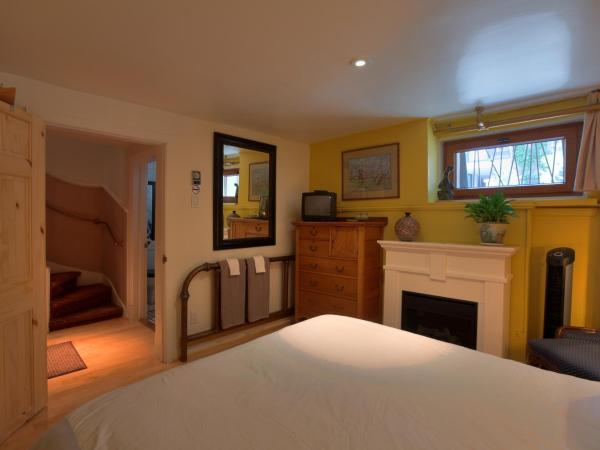 La Loggia Art B&B : photo 7 de la chambre chambre lit queen-size avec salle de bains commune