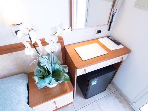 HOTEL ADRIA BEACH : photo 4 de la chambre chambre triple - vue sur mer