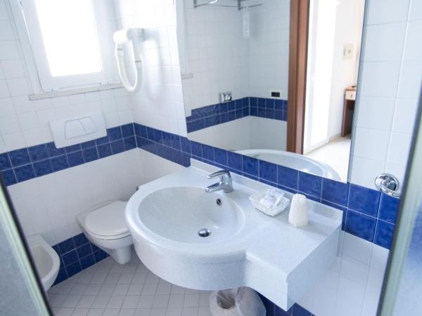 HOTEL ADRIA BEACH : photo 6 de la chambre chambre triple - vue sur mer