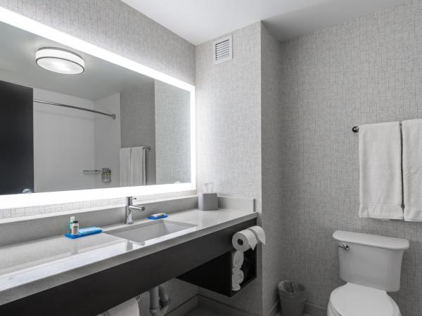 Holiday Inn Express & Suites Kelowna - East, an IHG Hotel : photo 1 de la chambre chambre standard avec 2 lits queen-size