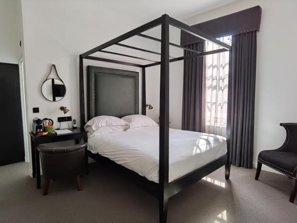 Judges Court : photo 7 de la chambre chambre de luxe avec lit king-size à baldaquin