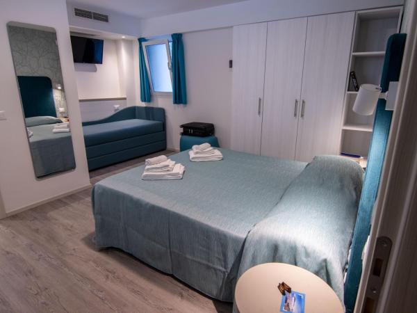 HOTEL ADRIA BEACH : photo 1 de la chambre chambre quadruple classique