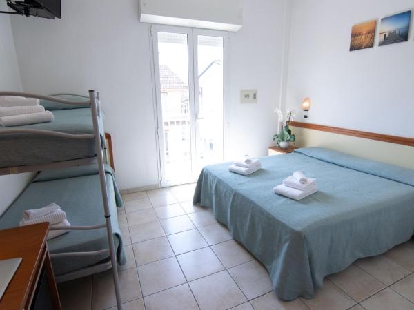 HOTEL ADRIA BEACH : photo 4 de la chambre chambre familiale avec balcon - vue sur mer