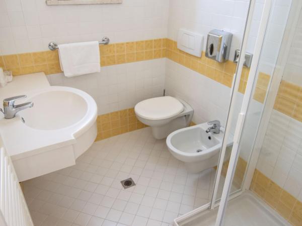 HOTEL ADRIA BEACH : photo 5 de la chambre chambre familiale avec balcon - vue sur mer