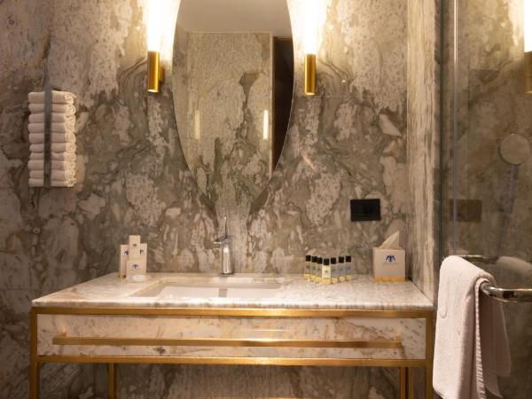 The Craton Hotel Sisli : photo 2 de la chambre chambre lit king-size avec baignoire spa