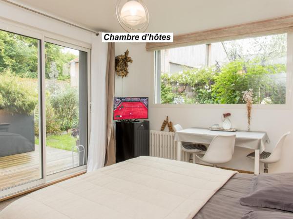 chambre d'hôte et gîte du jardin des corsaires : photo 5 de la chambre chambre double - vue sur jardin