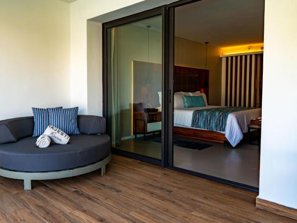 Majestic Elegance Costa Mujeres - All Inclusive : photo 5 de la chambre suite avec jacuzzi extérieur et accès direct à la piscine - wi-fi gratuit