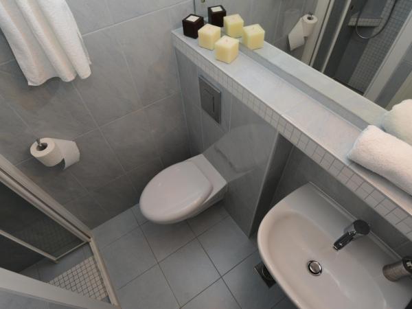 Guest House Flores : photo 10 de la chambre chambre double ou lits jumeaux avec salle de bains privative externe