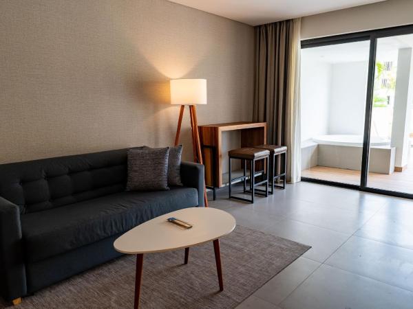 Majestic Elegance Costa Mujeres - All Inclusive : photo 2 de la chambre suite avec jacuzzi extérieur et accès direct à la piscine - wi-fi gratuit