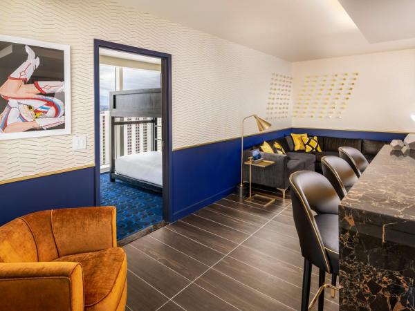 Circa Resort & Casino - Adults Only : photo 1 de la chambre hébergement avec lit superposé