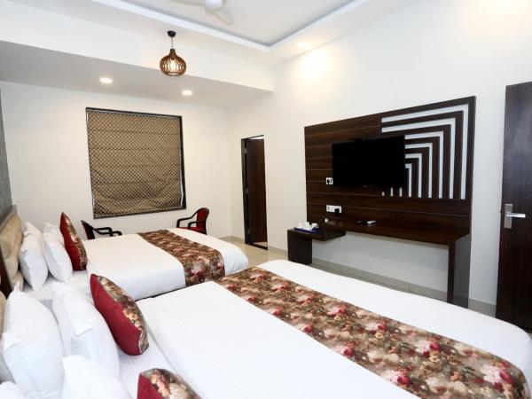Hotel Bhairav Bagh with Swimming Pool : photo 10 de la chambre chambre familiale