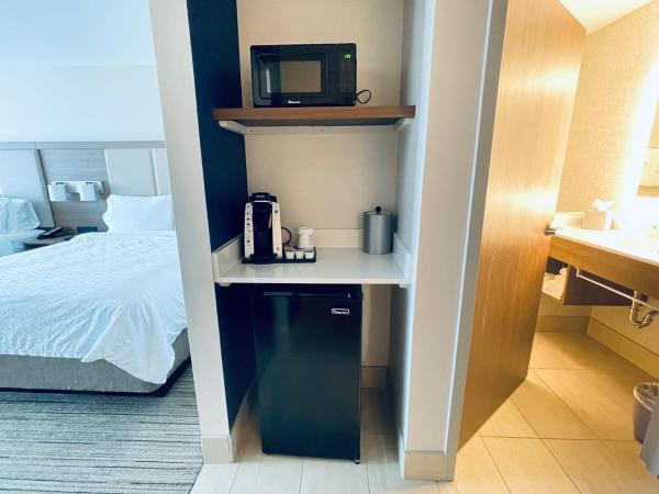 Holiday Inn Express & Suites - Phoenix - Airport North, an IHG Hotel : photo 2 de la chambre suite avec 2 lits queen-size et canapé-lit