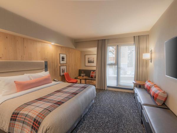 Peaks Hotel and Suites : photo 1 de la chambre junior studio, 1 king bed, back alley view with balcony