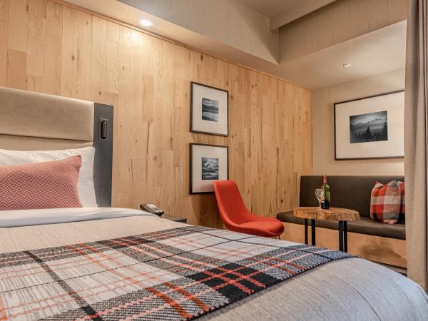 Peaks Hotel and Suites : photo 4 de la chambre junior studio, 1 king bed, back alley view with balcony