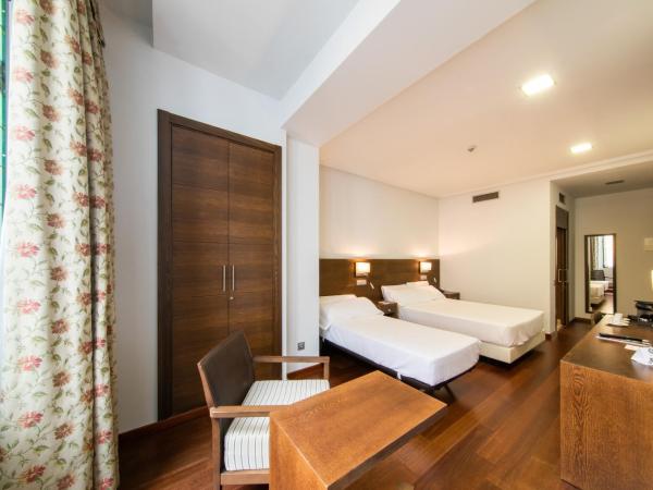 Soho Boutique Oviedo : photo 8 de la chambre chambre double avec lit d'appoint